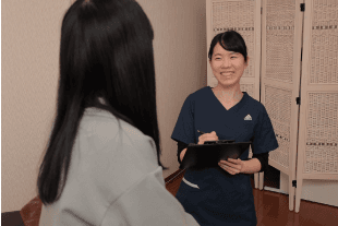 女性施術者による施術